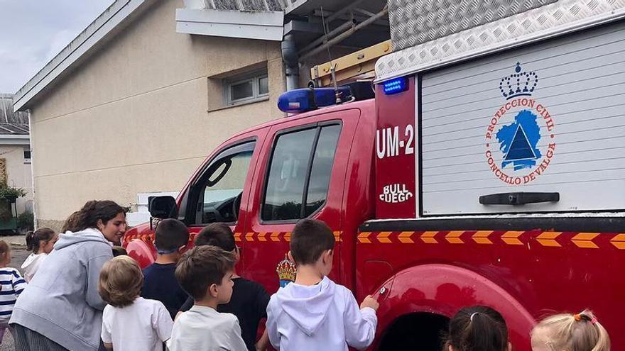 Los niños de Valga aprenden con Protección Civil y el Club Acuático Umia
