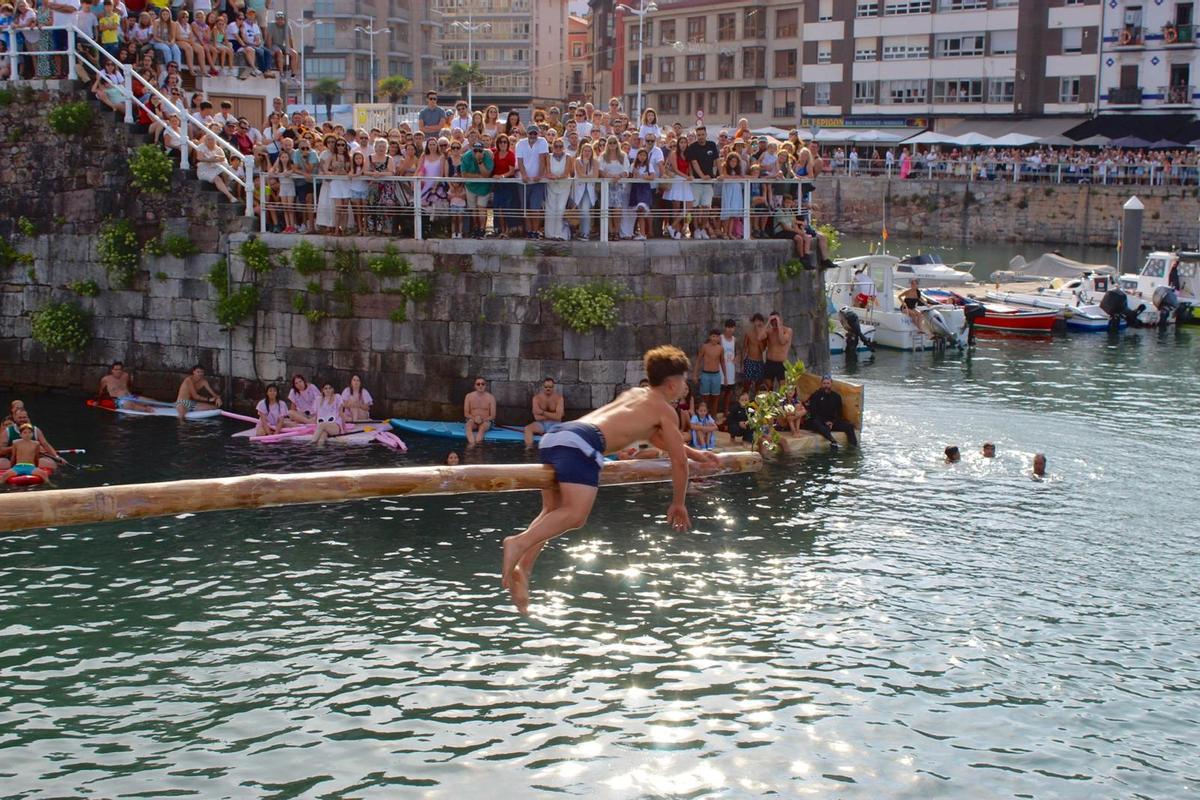 Cucaña y las coses que floten, en Candás Cucaña y las coses que floten, en Candás