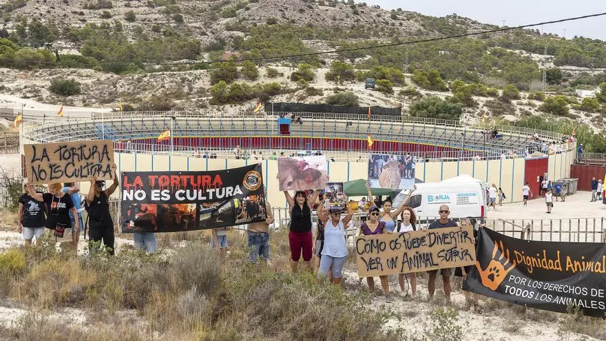 Protesta contra la celebración de la 'Vaquilla de El Moralet'