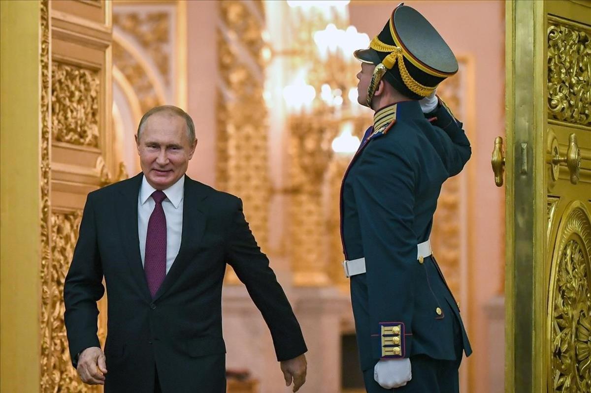 El presidente ruso Vladimir Putin a su llegada a la ceremonia de entrega de los premios por el Dia de Rusia en el Gran Palacio del Kremlin