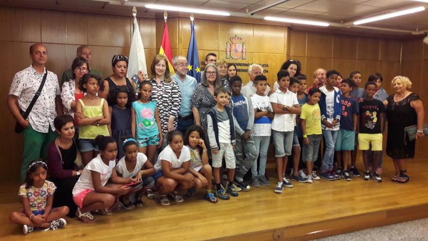 Recepción de niños y niñas saharauis en la delegación del Gobierno.