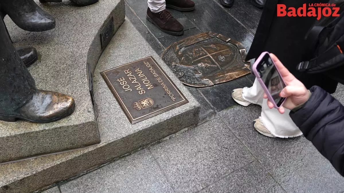 Porrina vuelve a tener su nombre en la plaza de la Soledad de Badajoz: "Una figura como él tenía que recuperar esa placa que se llevaron"