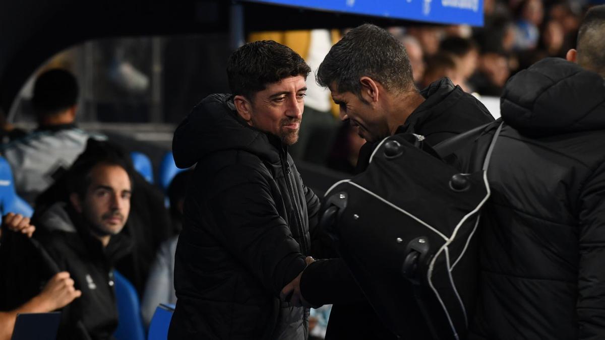 Saludo entre Pablo Hernández y Antonio Hidaldo antes de la remontada en Abanca-Riazor (1-3).
