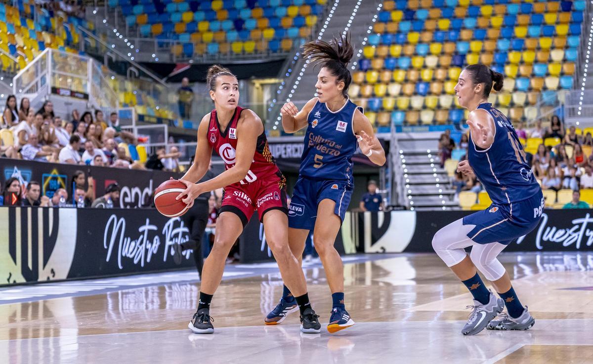 Cristina Ouviña y Raquel Carrera defienden un ataque del Casademont Zargoza en la semifinal de la Supercopa en el Gran Canaria Arena