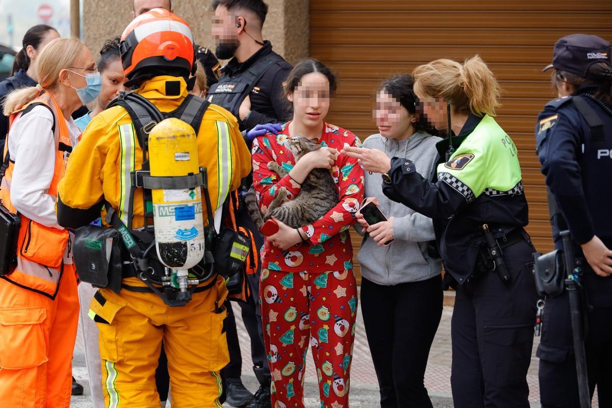 Un incendio provocado por un calefactor obliga a desalojar varias viviendas en Alcoy