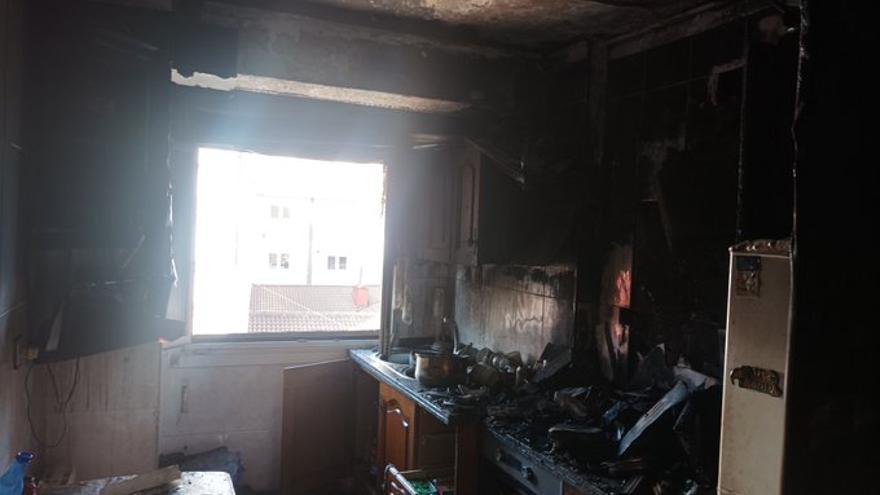 Susto en Ceares (Gijón): Así quedó una cocina tras un incendio en un piso en Hermanos Felgueroso