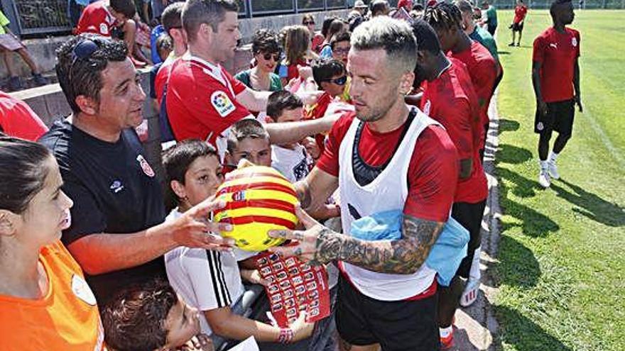 Aday firmant autògrafs als aficionats que van anar la setmana passada a l&#039;entrenament a l&#039;Escala.