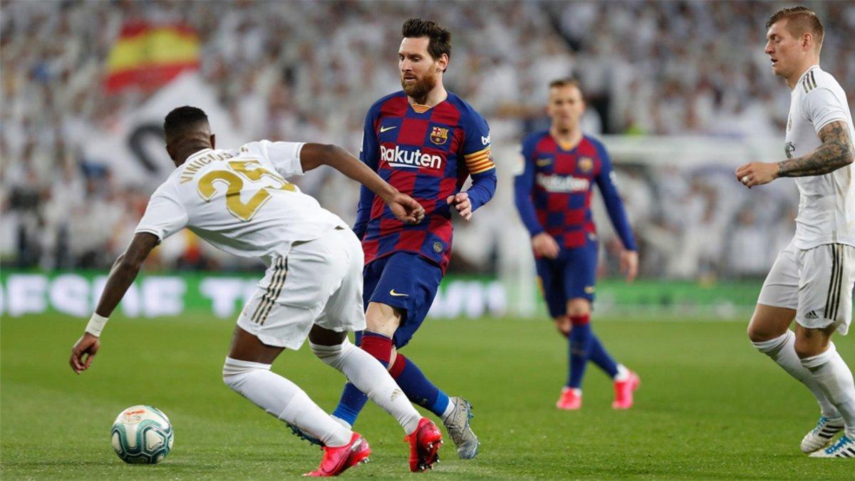 Leo Messi en una acción del clásico de la Liga 2019/20 en el Santiago Bernabéu