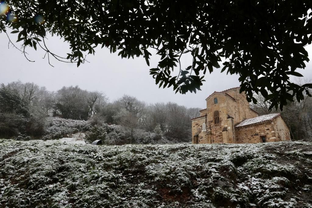 EN IMÁGENES: La borrasca Juliette lleva la nieve casi hasta la costa en Asturias