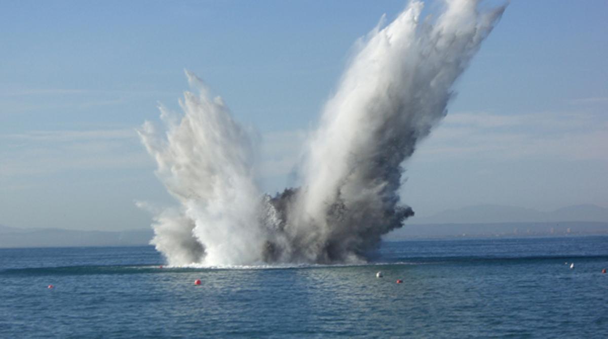 Imagen, cedida por un particular, de la detonación de una mina de orinque frente a la costa de Roses.