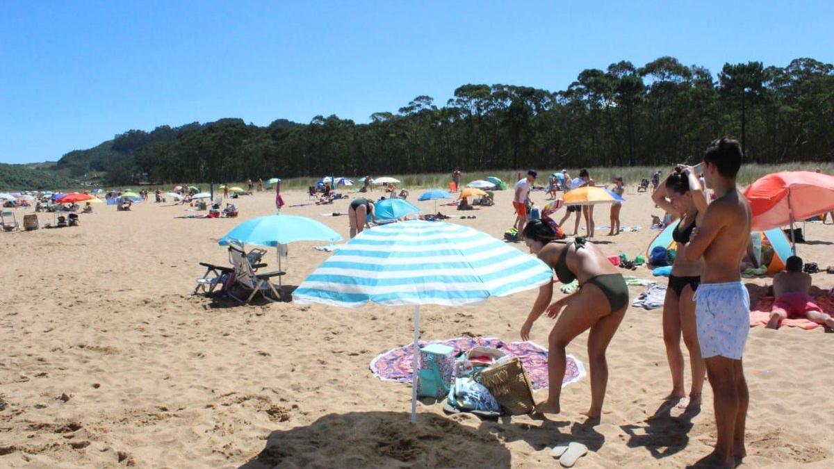 Bañistas en la Playa de Rodiles, Asturias.