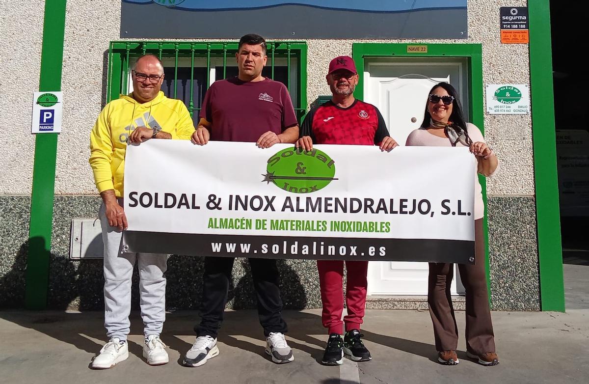 Peñistas de la Federación en una de las empresas patrocinadoras del viaje.