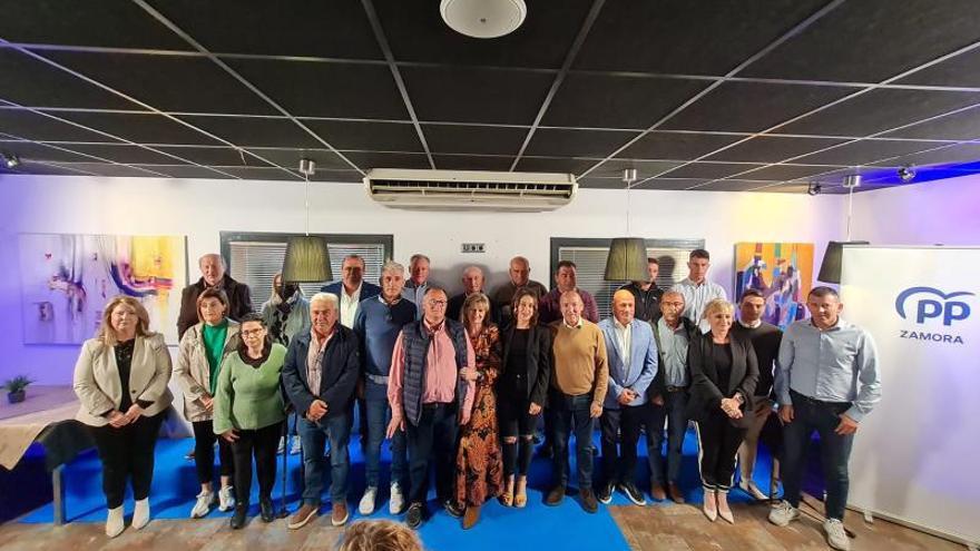 Los candidatos del PP en TIerra del Vino, junto a los dirigentes del Partido Popular de Zamora. | Cedida