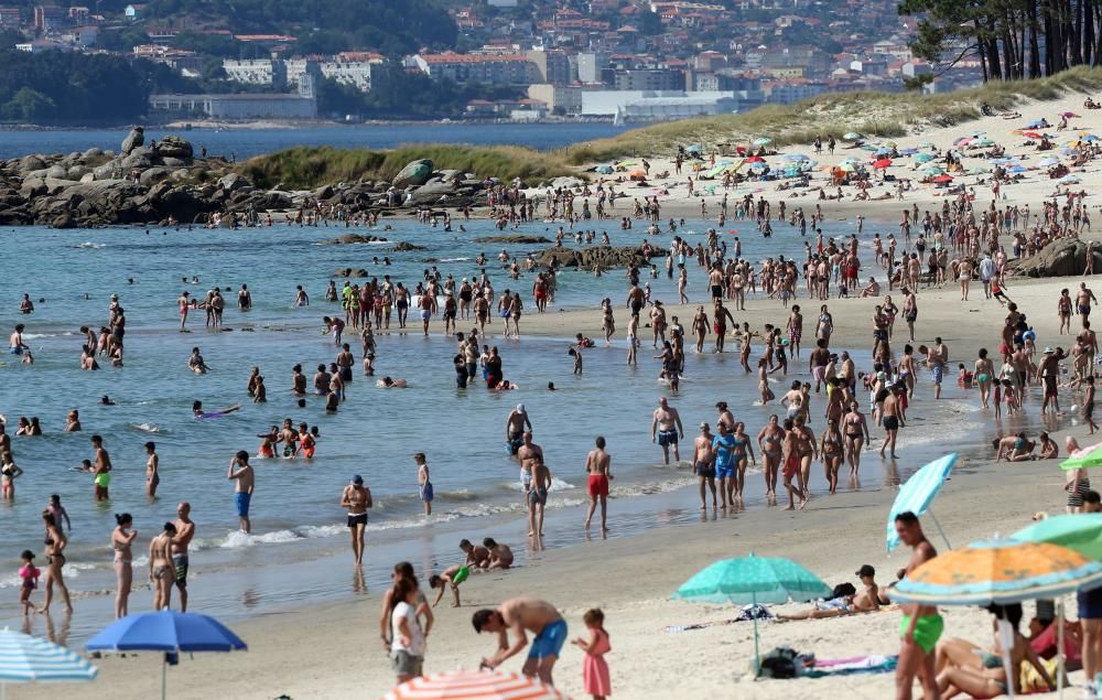 Vigo disfruta del sol del verano con un Samil a rebosar. // Marta G. Brea