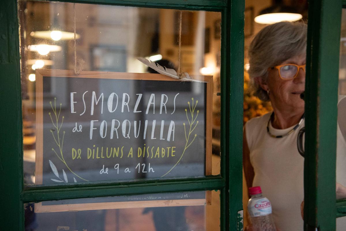 Una mujer saliendo del restaurante Cal Boter. Barcelona, 30 de junio de 2026. Foto: Belén González / EP