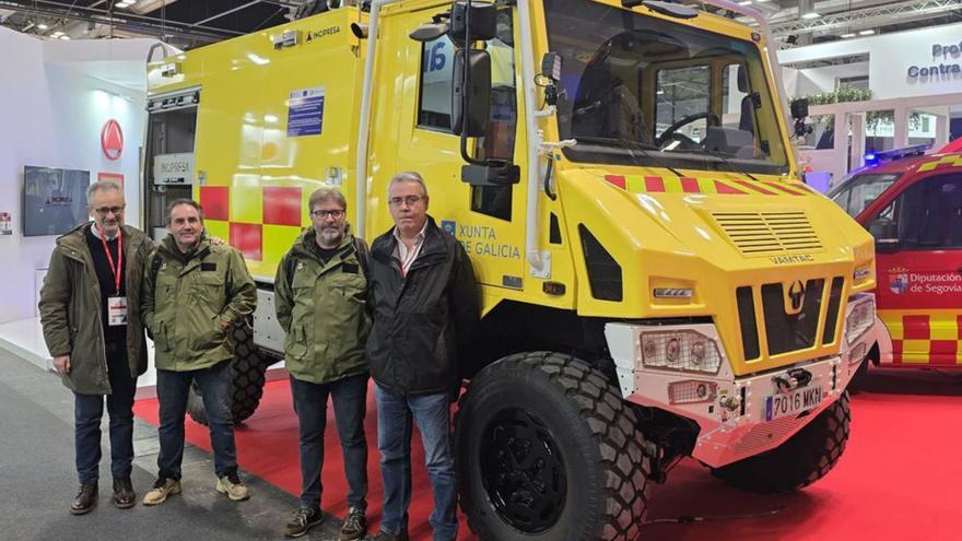 A la derecha, el director xeral de Defensa del Monte, Manuel Rodríguez, este jueves en el Salón Internacional de la Seguridad, en Madrid. Tras él, uno de los vehículos de Urovesa.   | // LCO