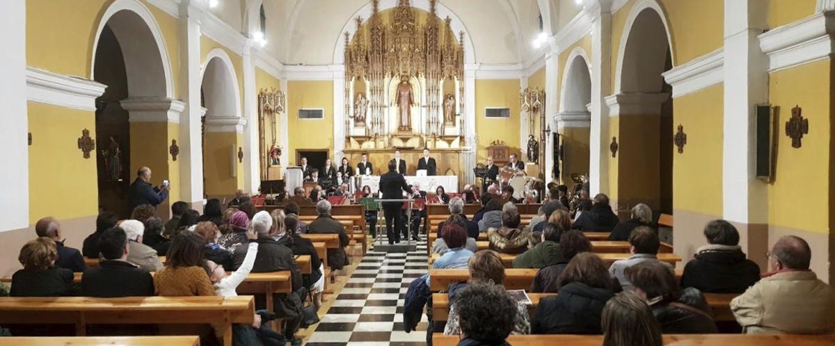 La Asociación Mariano Gracia llevó su repertorio al templo de Lumpiaque.