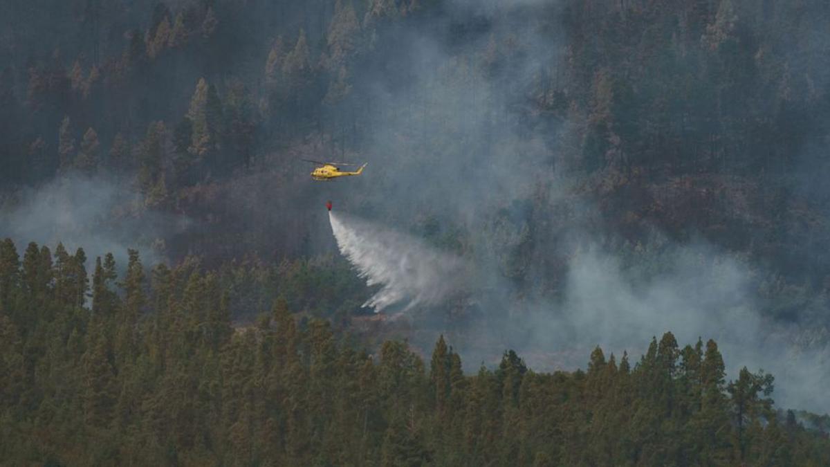 Un helicòpter llançant aigua al foc de Tenerife | EFE