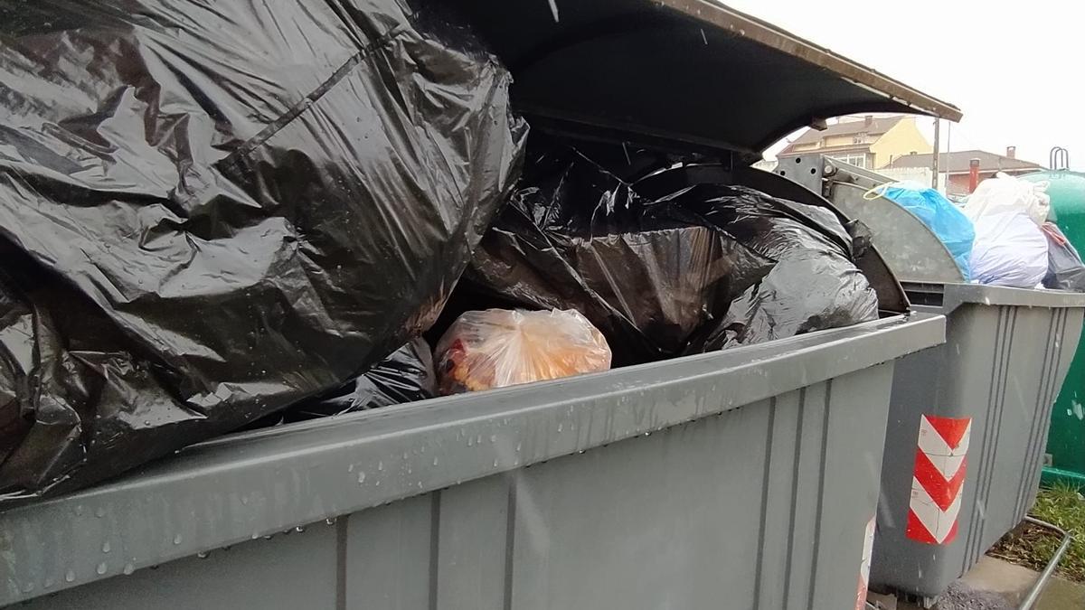 Basura sin recoger en Astorga.