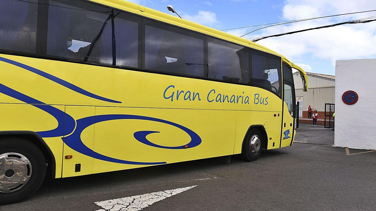 La guagua con migrantes en su interior entra ayer en las instalaciones del Canarias 50, en La Isleta.