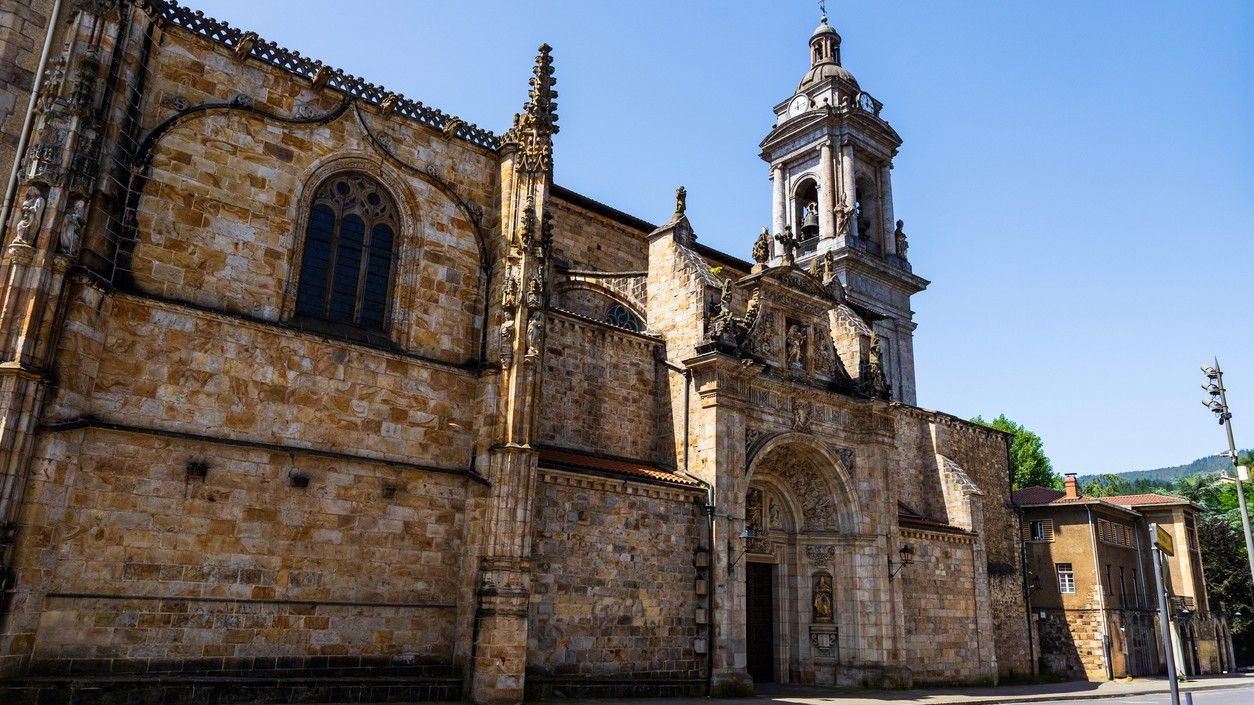 Es uno de los pueblos más bonitos del País Vasco y con la historia universitaria más antigua