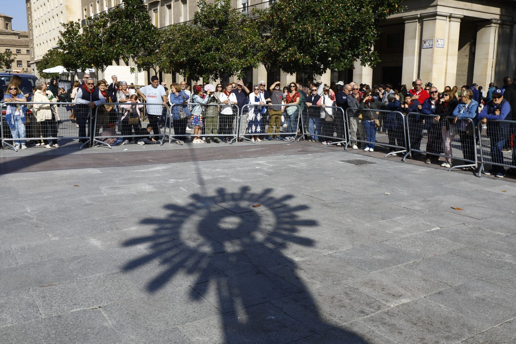 La Virgen ya preside la plaza del Pilar