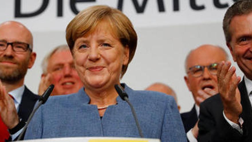 La cancellera alemanya Angela Merkel valora els primers resultats segons l&#039;enquesta a peu d&#039;urna