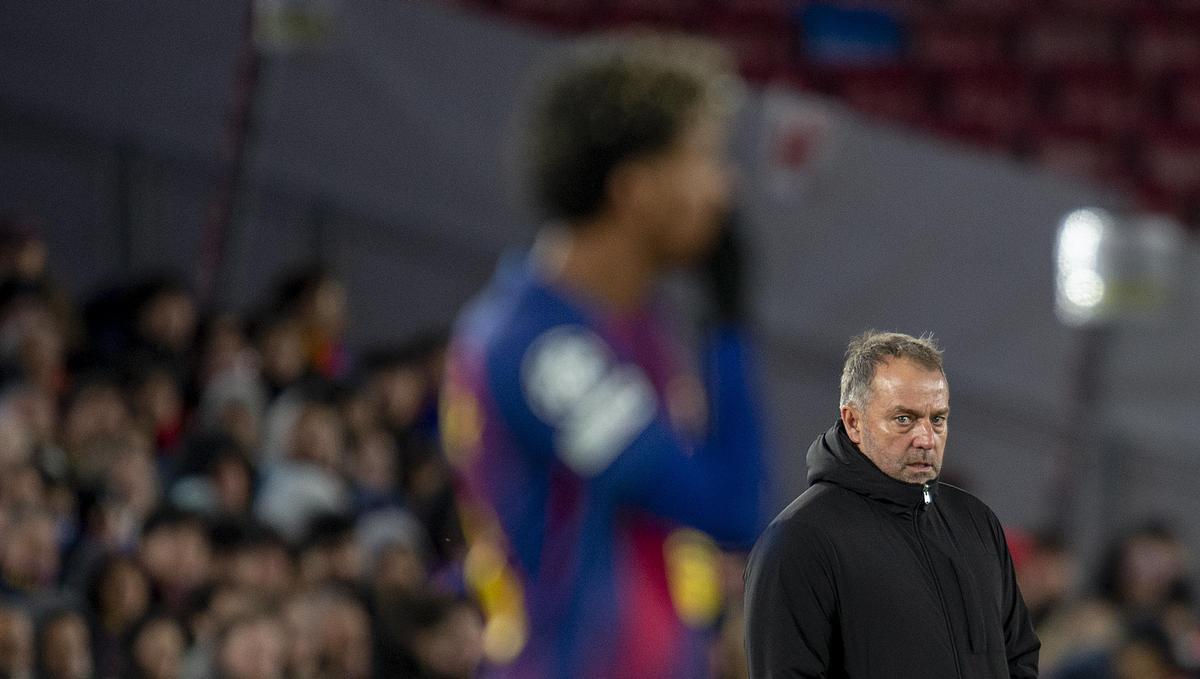 Hansi Flick observa a Lamine Yamal.