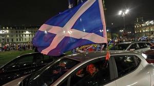Partidarios de la independencia agitan una bandera de Escocia en el centro de Glasgow