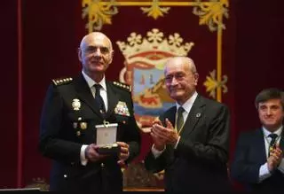 El Ayuntamiento de Málaga cede y los policías nacionales podrán lucir la Medalla de la Ciudad