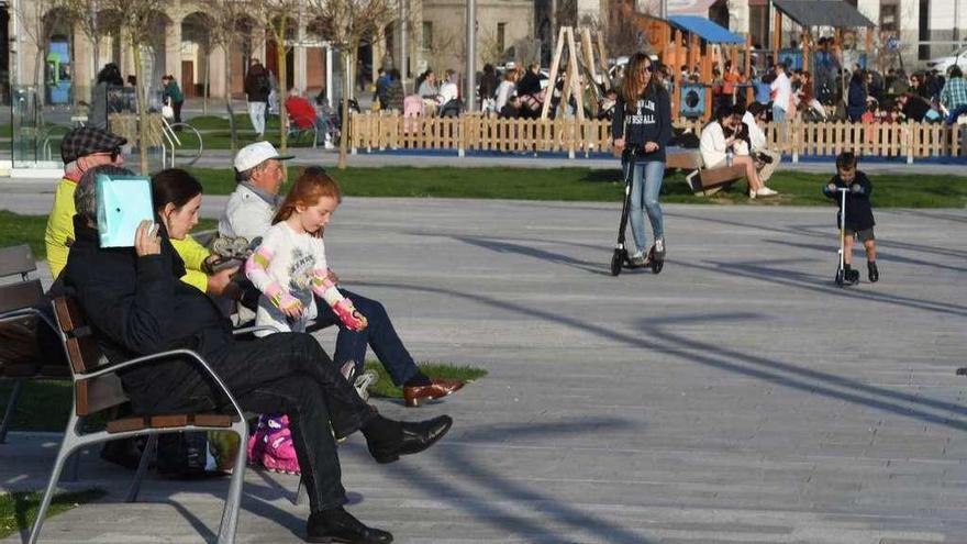 Niños y mayores disfrutan del buen tiempo en la Marina.