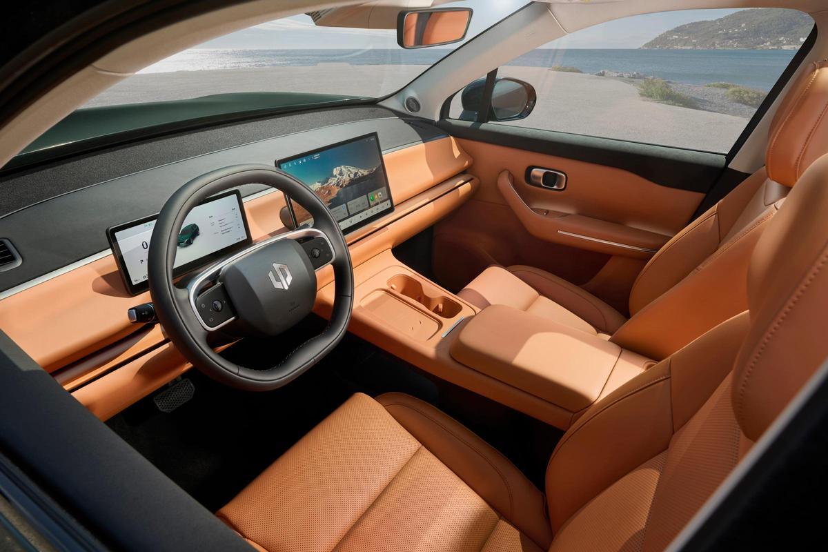 En su espacioso y refinado interior ofrece a sus ocupantes una completa experiencia premium