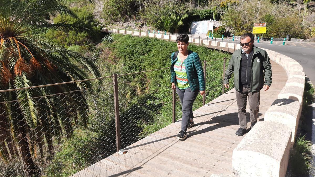 La consejera de Medio Natural, Blanca Pérez, y el director insular, Pedro Millán, recorren la pasarela peatonal de Marsca.