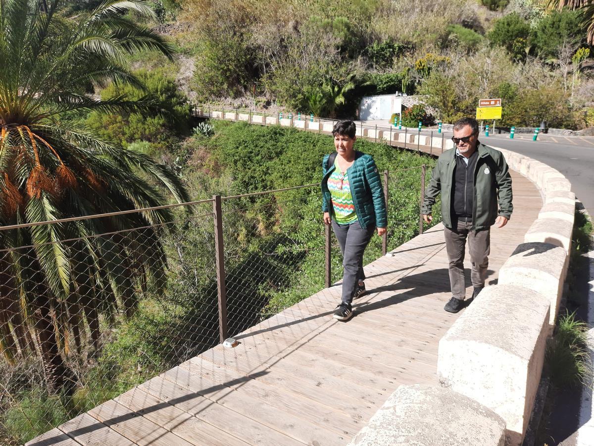 La consejera de Medio Natural, Blanca Pérez, y el director insular, Pedro Millán, recorren la pasarela peatonal de Marsca.