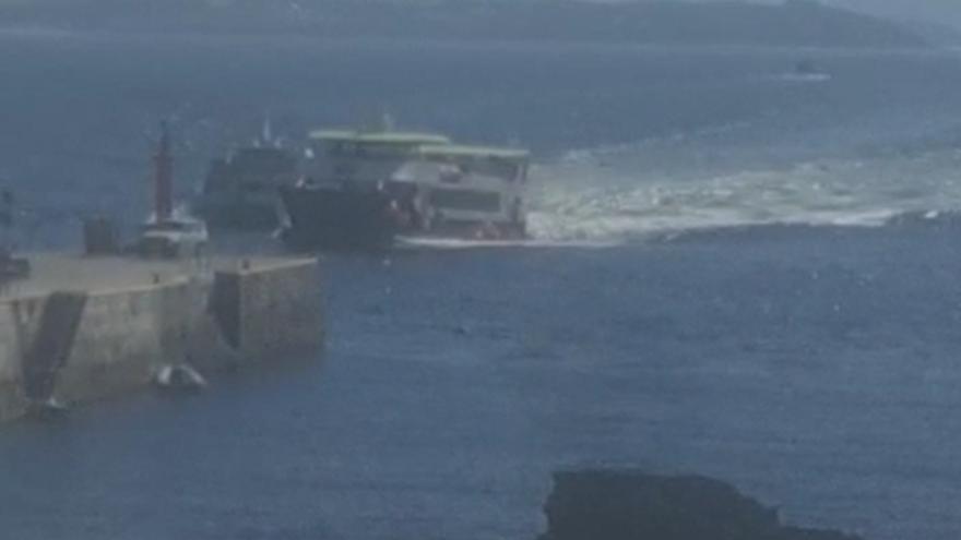 4.La secuencia de la arriesgada maniobra de llegada al muelle de Ons. El momento en el que se realiza el cruce por la proa, justo delante del muelle de Ons.