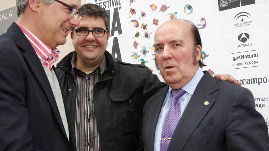 Chiquito de la Calzada, en la imagen con Josema Yuste y Florentino Fernández en el Festival de Málaga de 2010,  empezó de niño en los Capullitos Malagueños.