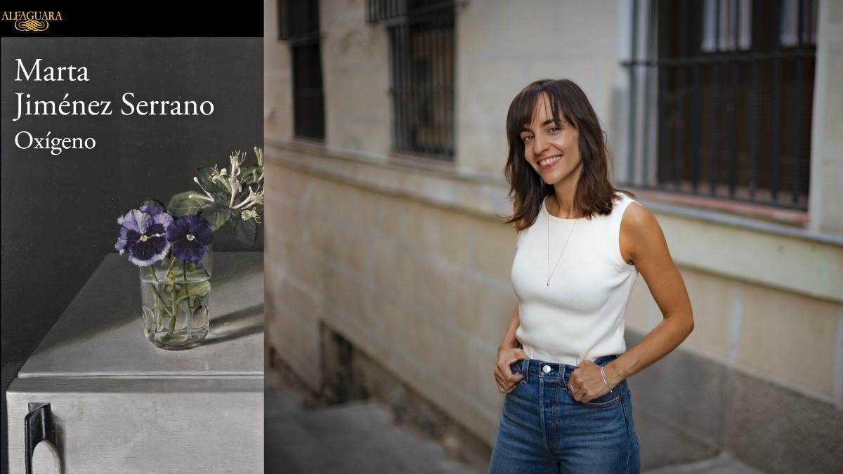 Marta Jiménez Serrano junto a la portada de su nuevo libro, 'Oxígeno'.