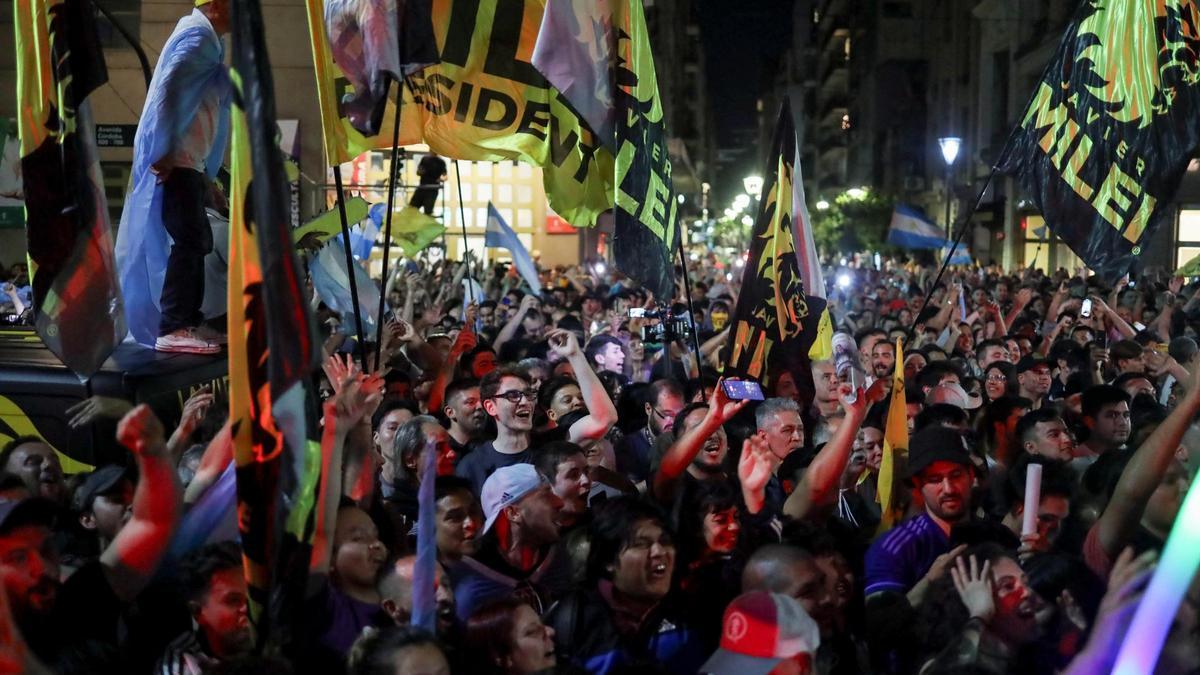 Los seguidores de Javier Milei celebran su victoria en las urnas.