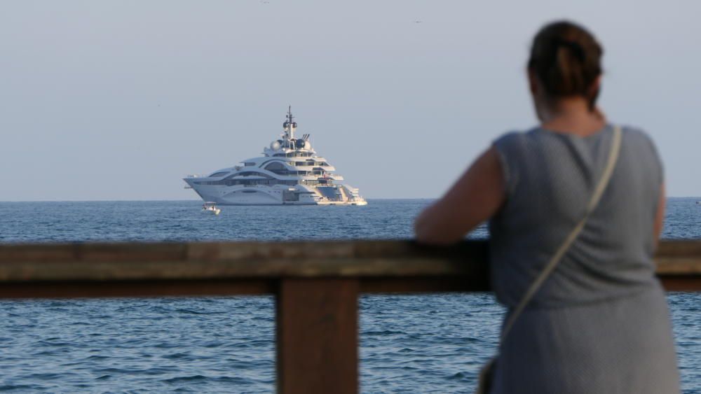 El megayate catarí "Al Lusail" fondea en aguas de Torrevieja. Cuenta con 123 metros de eslora, cuatro cubiertas, 55 tripulantes y 18 camarotes. Y es propiedad del emir de Catar.