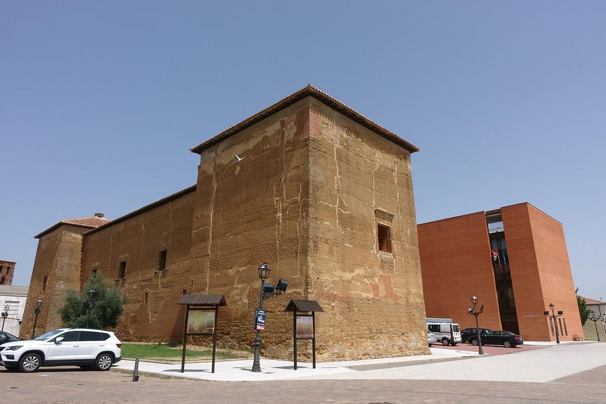 Palacio-castillo de Toral de los Guzmanes.
