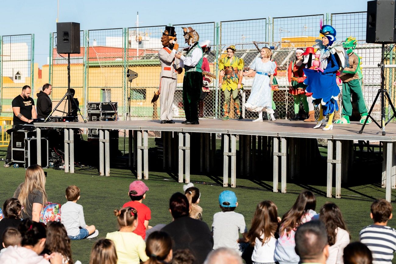 Miles de personas llenan de ilusión el Estadio de Barrial en la llegada de los Reyes Magos