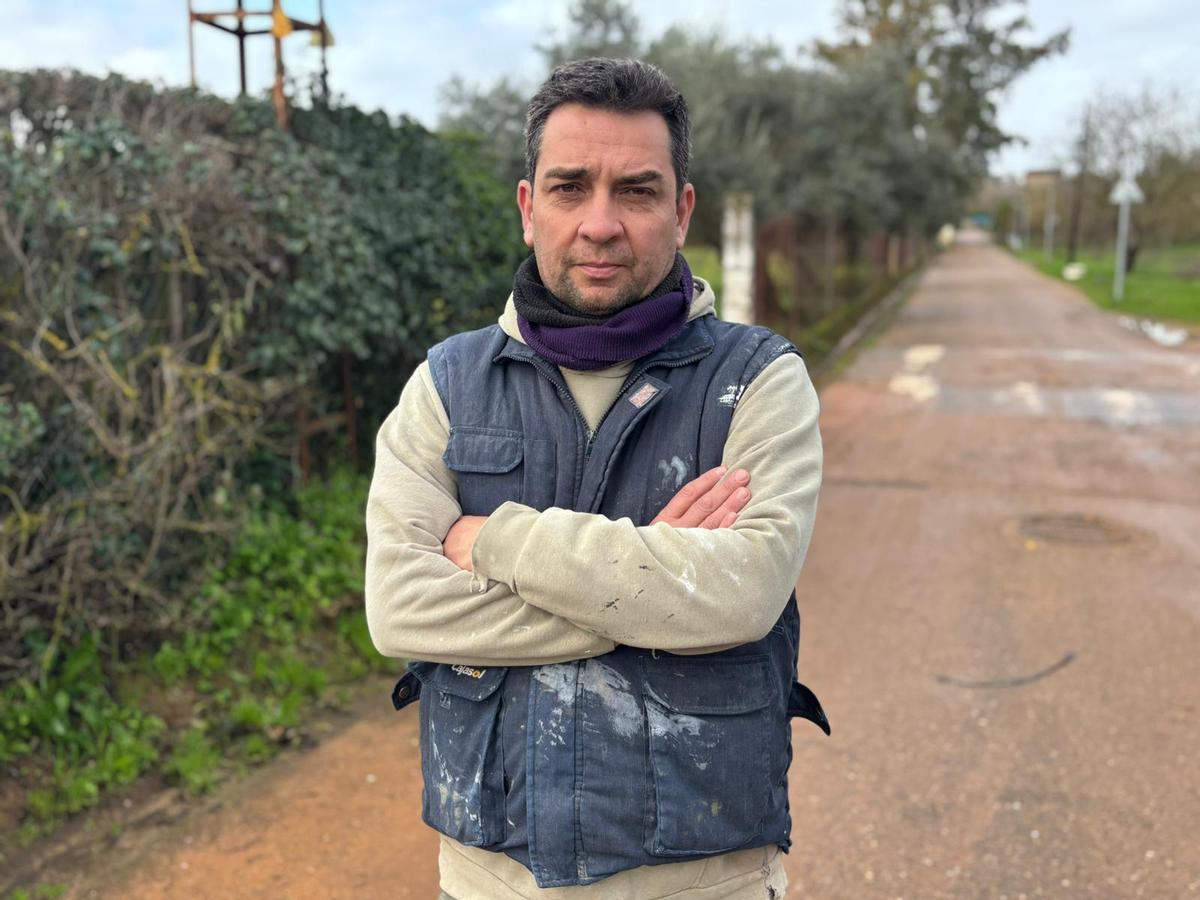 Jesús Hernández, albañil, en la urbanización Los Lebratos.