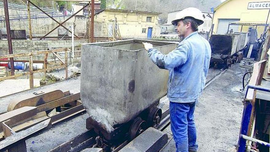 Un minero trabaja en la zona de embarque de un pozo de las Cuencas.