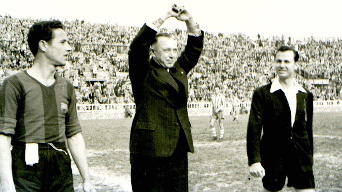 Tarde del 26 de marzo de 1950. Les Corts rinde tributo a uno de los ídolos de la Edad de Oro antes de un derbi de carácter amistoso. La emoción embargó al ‘gigante’ alemán, Emil Walter, flanqueado por el capitán Calvet y el árbitro Barderi