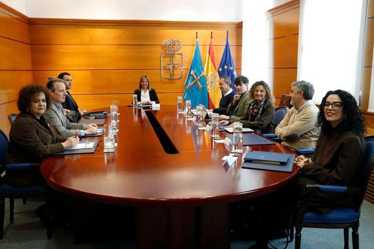 Los consejeros, en la reunión del Consejo de Gobierno de este lunes, presidido por Gimena Llamedo.