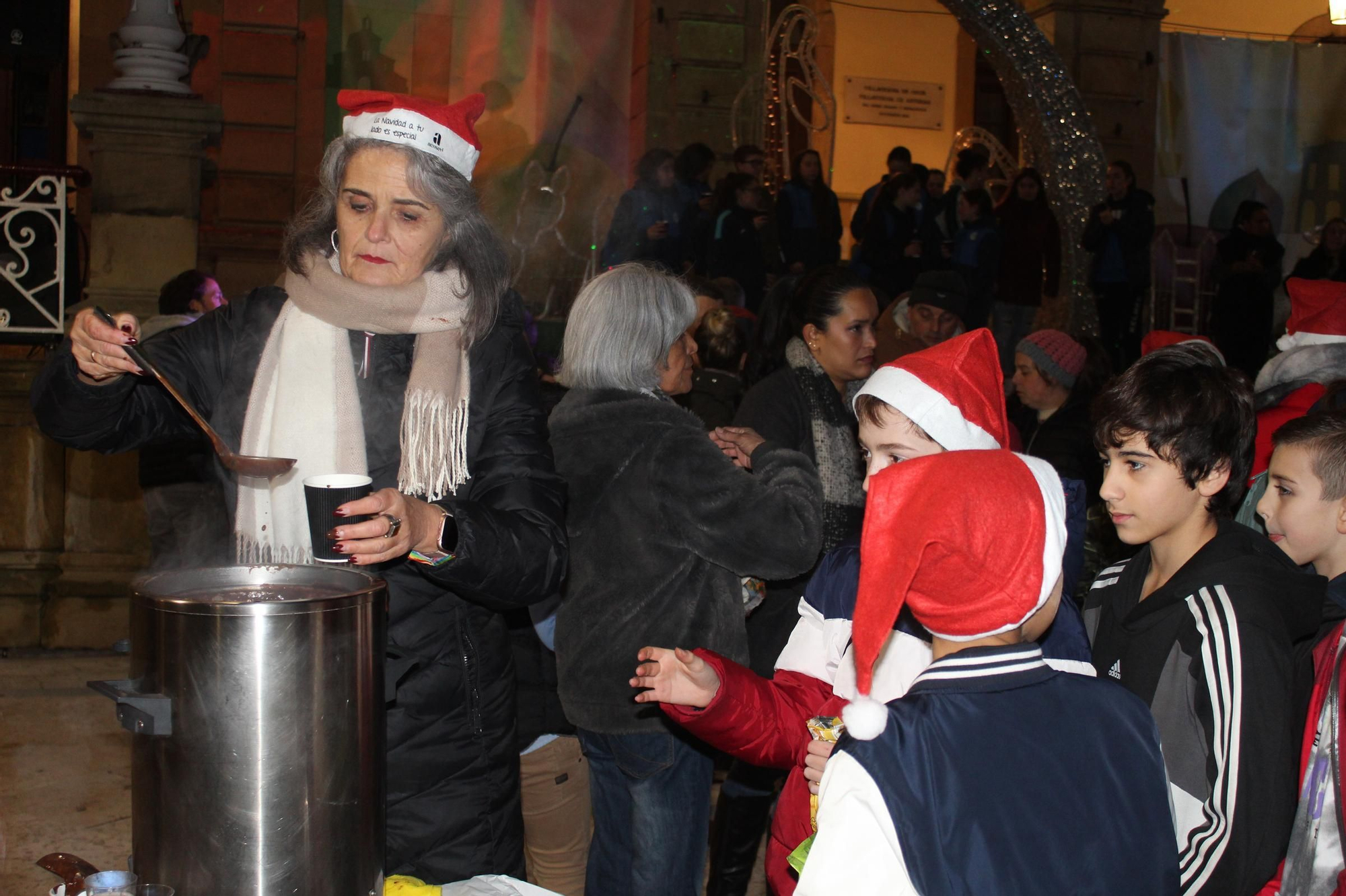 Villaviciosa 'descorcha' la Navidad con un brindis multitudinario
