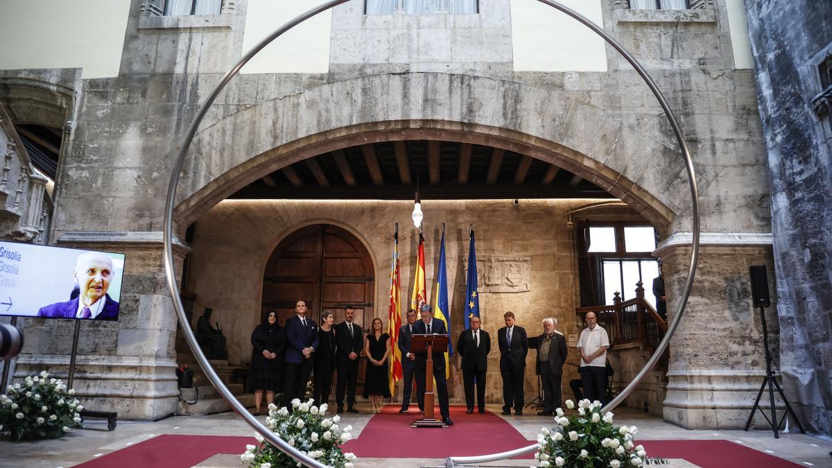 El presidente de la Generalitat valenciana, Ximo Puig (c), interviene junto a otras autoridades y familiares en la capilla ardiente del científico valenciano Santiago Grisolía, instalada en el Palau de la Generalitat, a 5 de agosto de 2022, en València,