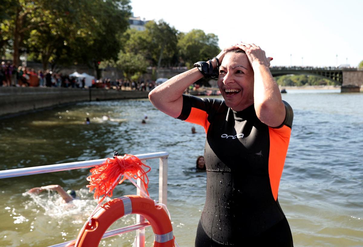 Paris 2024 Olympics - Paris mayor to swim in the river Seine ahead of the Olympics - Seine River, Paris, France - July 17, 2024 Paris mayor Anne Hidalgo reacts after swimming in the river Seine REUTERS/Abdul Saboor