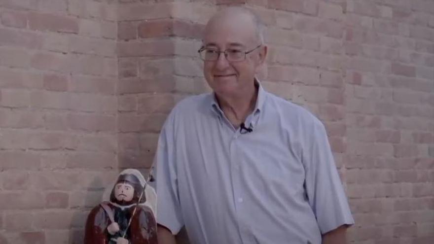 Gaspar Jaén, con el premio, en una imagen del vídeo de los premios Ciutad de Gandía