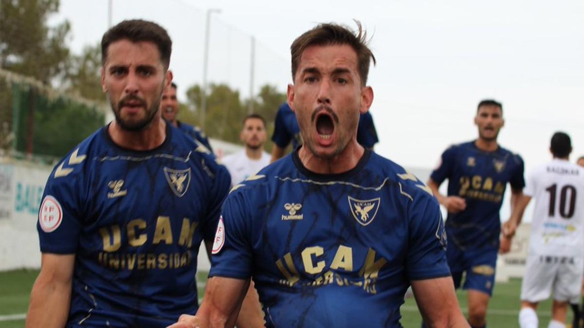 Los jugadores del UCAM Murcia celebran el segundo gol del partido